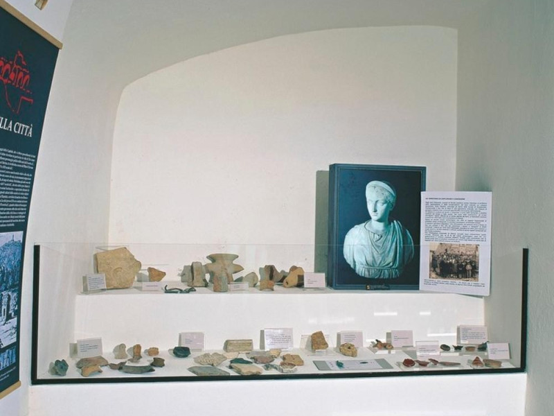 Antiquarium Comunale. Sala espositiva, allest Giorgetti, Alessio; jpg; 768 pixels; 621 pixels Antiquarium Comunale. Sala espositiva, allest Giorgetti, Alessio; jpg; 768 pixels; 621 pixels