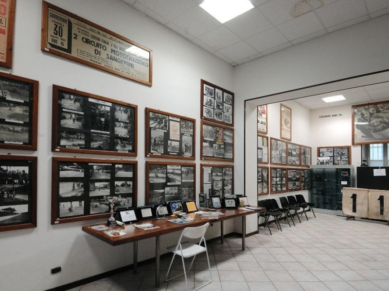 Museo del Motorismo ternano. Sala espositiva. Fedeli, Marcello; jpg; 2126 pixels; 1417 pixels Museo del Motorismo ternano. Sala espositiva. Fedeli, Marcello; jpg; 2126 pixels; 1417 pixels