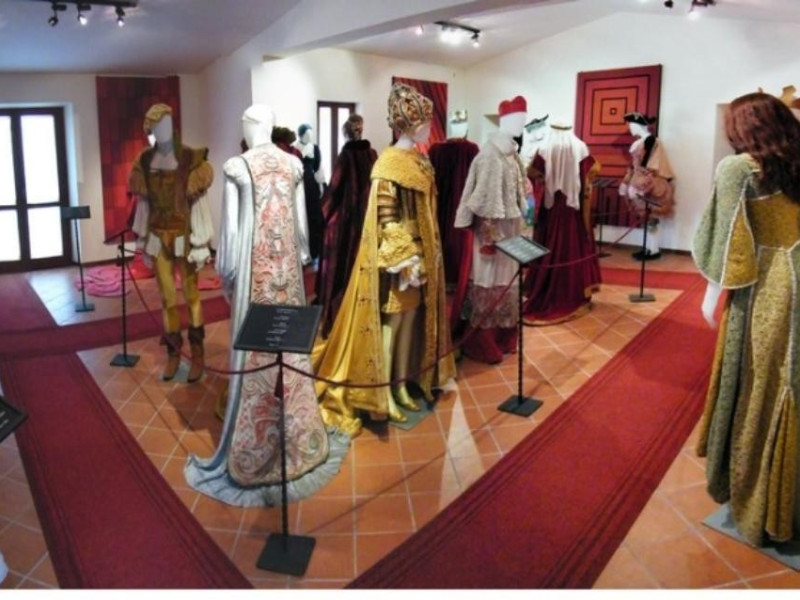 ESPOSIZIONE PERMANENTE DI COSTUMI TEATRALI ESPOSIZIONE PERMANENTE DI COSTUMI TEATRALI