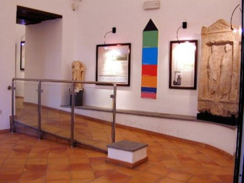 Museo, particolare dell'allestimento con stel Museo, particolare dell'allestimento con stel