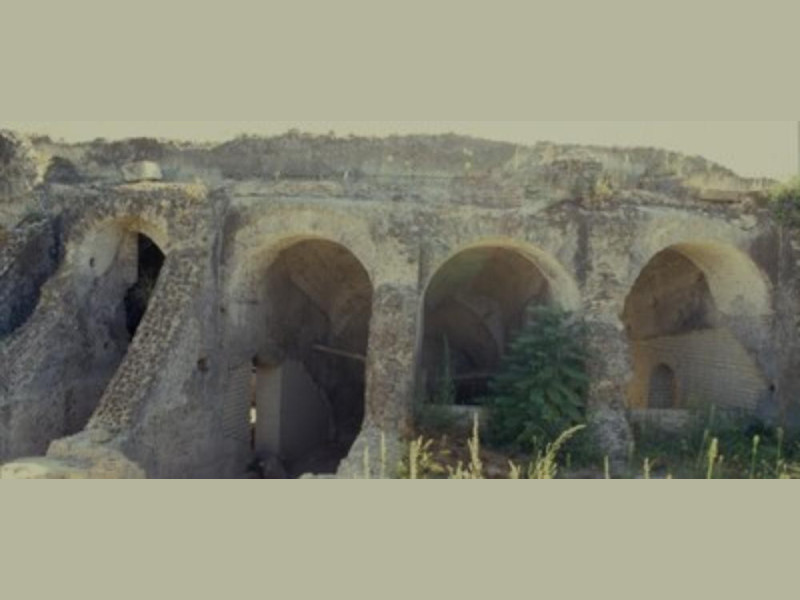 Antica Cales, veduta delle arcate esterne