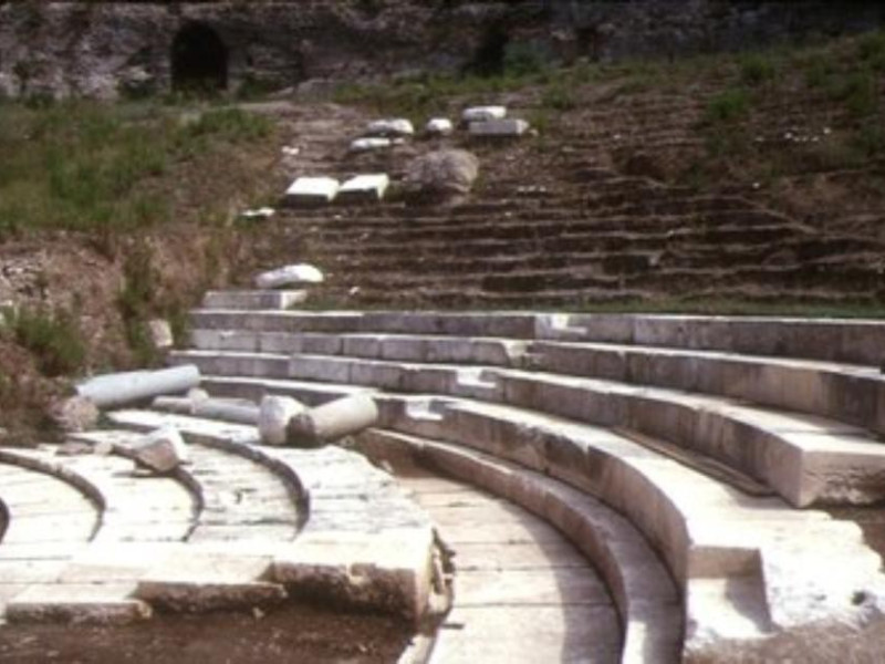 Teatro romano, veduta ravvicinata della cavea