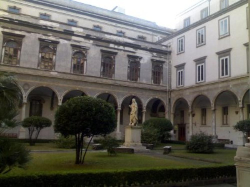 Chiostro del convento dei Santi Severino e So Chiostro del convento dei Santi Severino e So