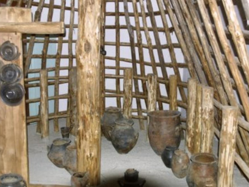 Sezione preistorica, sala con capanna