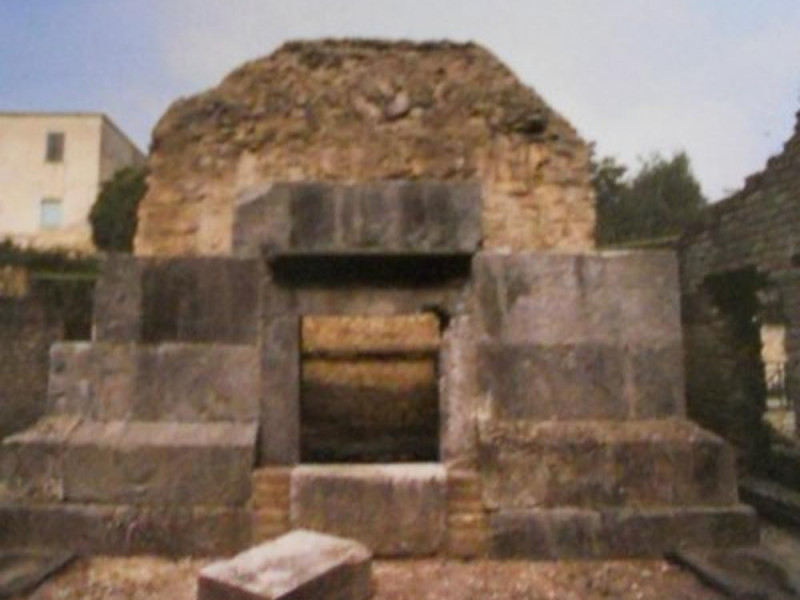 Necropoli di via Celle, esterno di uno dei ma