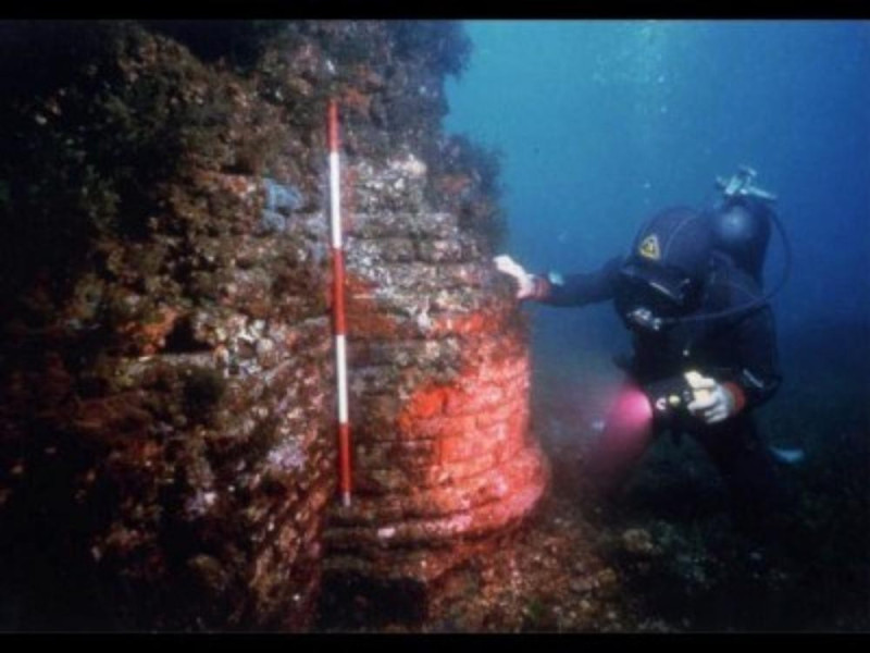 Area sommersa, particolare di una colonna di