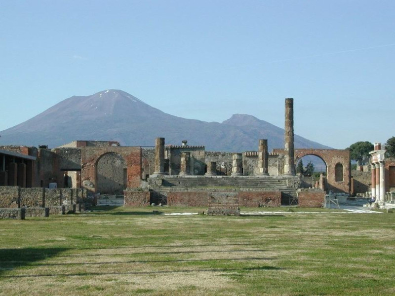 Pompei, Scavi con veduta Vesuvio Pompei, Scavi con veduta Vesuvio