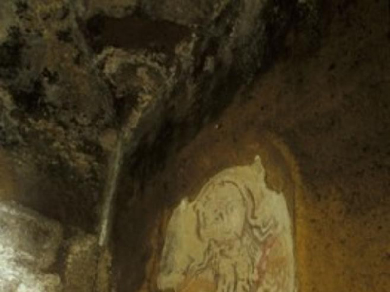 Particolare dell'edicola votiva all'ingresso