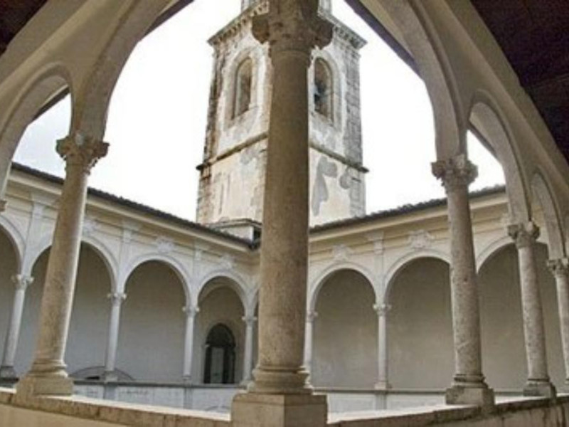 Chiostro con campanile Chiostro con campanile
