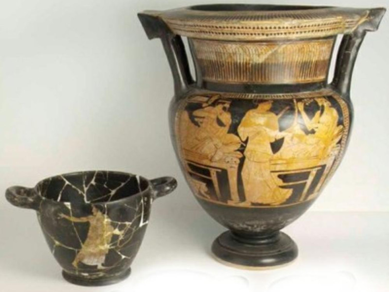 Corredo funerario con vasi attici Corredo funerario con vasi attici