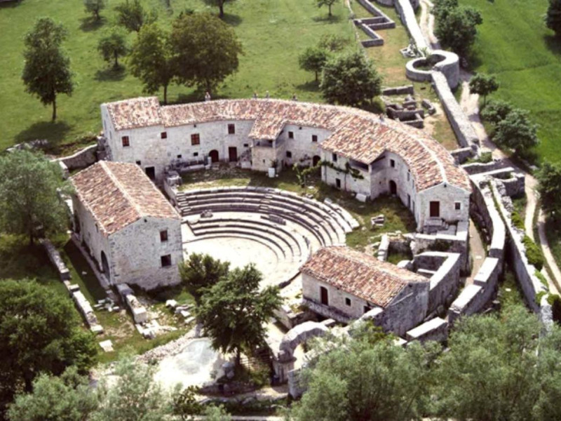 Località Altilia - teatro romano Località Altilia - teatro romano