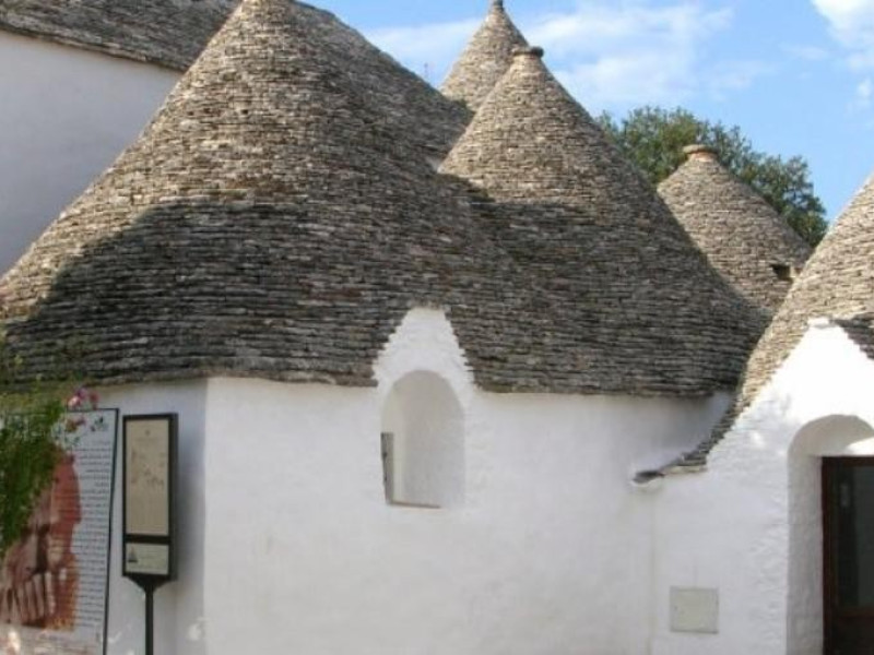 Alberobello, Museo del territorio ''Casa Pezzolla'' (o Museo della civiltà contadina di Alberobello).  Alberobello, Museo del territorio ''Casa Pezzolla'' (o Museo della civiltà contadina di Alberobello).
