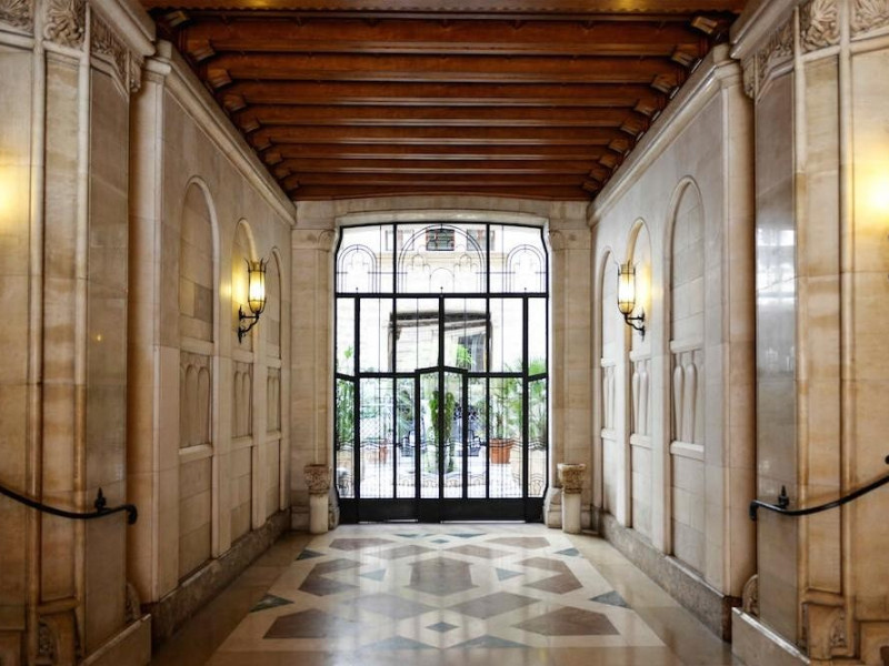 Immagine descrittiva - http://www.robertosibilano.it/wp-content/uploads/2014/07/foto-palazzo-acquedotto-pugliese-bari-arredi-decorazioni-rsibilano-26.jpg Immagine descrittiva - http://www.robertosibilano.it/wp-content/uploads/2014/07/foto-palazzo-acquedotto-pugliese-bari-arredi-decorazioni-rsibilano-26.jpg