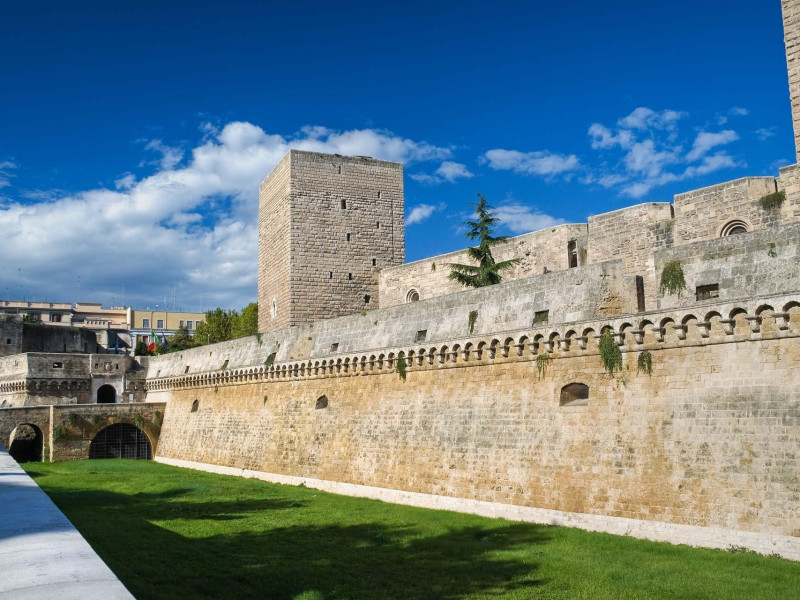 Immagine descrittiva - http://www.thenicolaushotel.com/wp-content/uploads/2015/04/destination_bari_castello_svevo_2.jpg Immagine descrittiva - http://www.thenicolaushotel.com/wp-content/uploads/2015/04/destination_bari_castello_svevo_2.jpg
