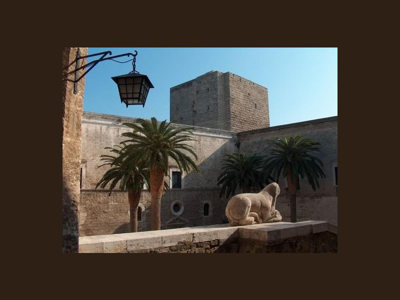 Immagine descrittiva - http://images.placesonline.com/photos/54324_bari_castello_svevo_bari.jpg Immagine descrittiva - http://images.placesonline.com/photos/54324_bari_castello_svevo_bari.jpg