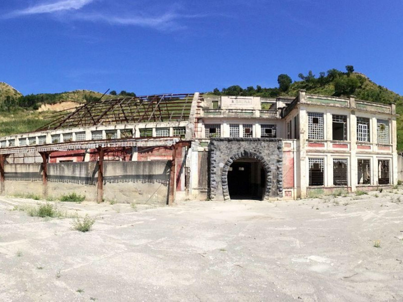 Immagine descrittiva - https://upload.wikimedia.org/wikipedia/commons/thumb/c/ca/Miniera_di_Lungro.jpg/1280px-Miniera_di_Lungro.jpg