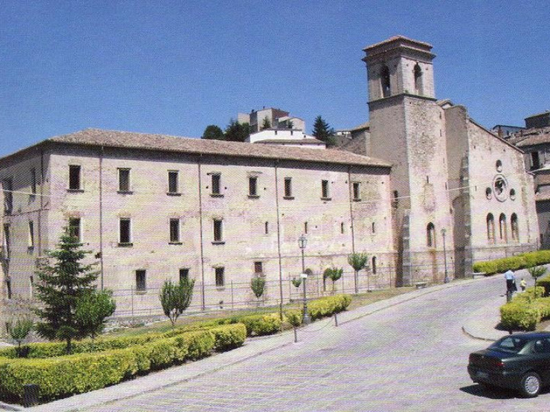 Immagine descrittiva - https://it.wikipedia.org/wiki/Abbazia_Florense#/media/File:Abbazie_laterale.jpg Immagine descrittiva - https://it.wikipedia.org/wiki/Abbazia_Florense#/media/File:Abbazie_laterale.jpg