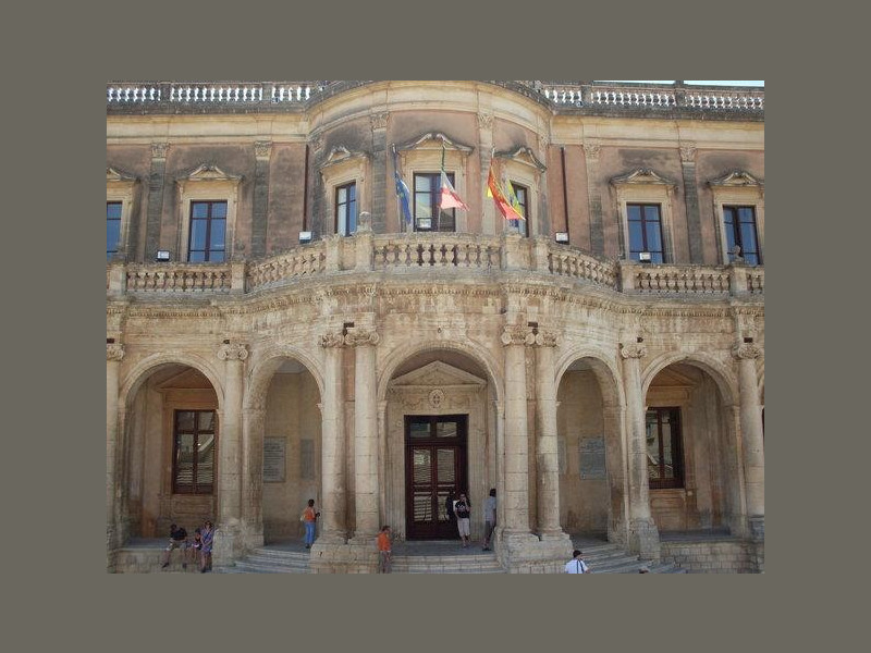 Immagine descrittiva - https://commons.wikimedia.org/wiki/Category:Palazzo_Ducezio_(Noto)?uselang=it#/media/File:Noto_(Sicilia)_2009_006.jpg Immagine descrittiva - https://commons.wikimedia.org/wiki/Category:Palazzo_Ducezio_(Noto)?uselang=it#/media/File:Noto_(Sicilia)_2009_006.jpg