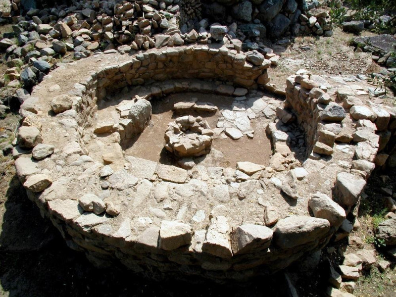 Arzachena, Nuraghe e villaggio nuragico La Prisgiona