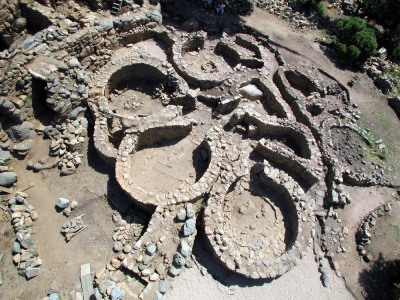 Arzachena, Nuraghe e villaggio nuragico La Prisgiona