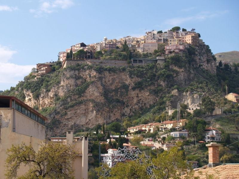 Castelmola vista da Taormina Castelmola vista da Taormina
