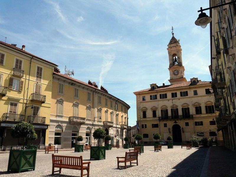 Piazza Ferruccio Nazionale e Municipio Piazza Ferruccio Nazionale e Municipio