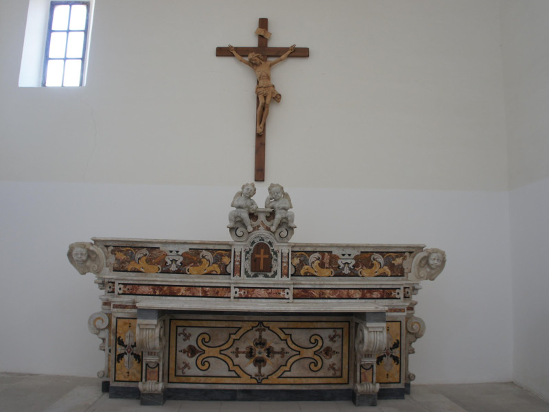 Chiesa di San Giacomo Apostolo: altare in marmo settecentesco  Chiesa di San Giacomo Apostolo: altare in marmo settecentesco