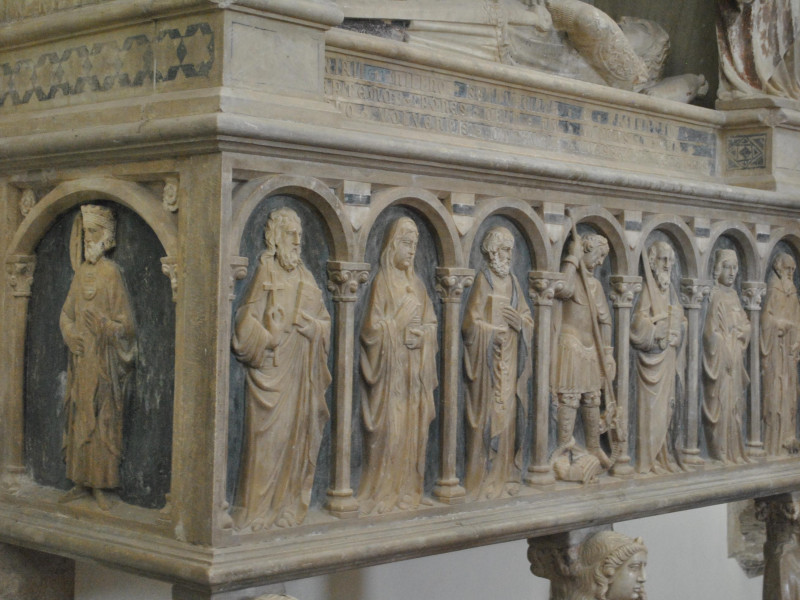 Chiesa di Santa Maria della Consolazione: tomba della famiglia Sangineto Chiesa di Santa Maria della Consolazione: tomba della famiglia Sangineto