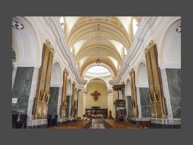 Immagine descrittiva - http://www.italiavirtualtour.it/virtual_tours/calabria/crotone/vt/duomo_di_san_dionigi/images/navata_centrale_1.jpg Immagine descrittiva - http://www.italiavirtualtour.it/virtual_tours/calabria/crotone/vt/duomo_di_san_dionigi/images/navata_centrale_1.jpg