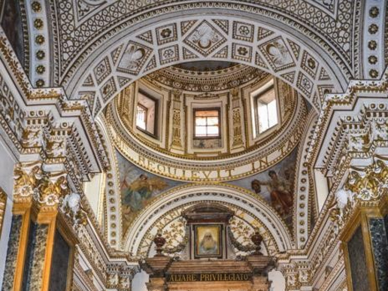 Immagine descrittiva - http://www.italiavirtualtour.it/virtual_tours/calabria/crotone/vt/duomo_di_san_dionigi/images/altare_navata_laterale.jpg Immagine descrittiva - http://www.italiavirtualtour.it/virtual_tours/calabria/crotone/vt/duomo_di_san_dionigi/images/altare_navata_laterale.jpg