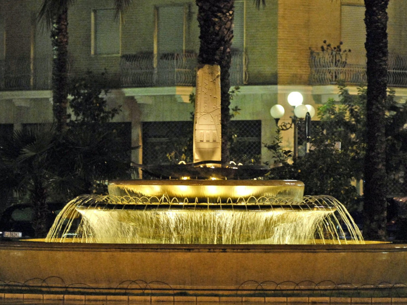 Piazza Castromediano: Fontana Monumentale Piazza Castromediano: Fontana Monumentale