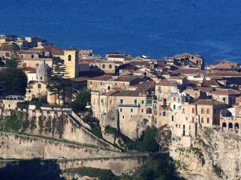 Castello e Cinta Muraria - Necropoli Paleocristiana Castello e Cinta Muraria - Necropoli Paleocristiana