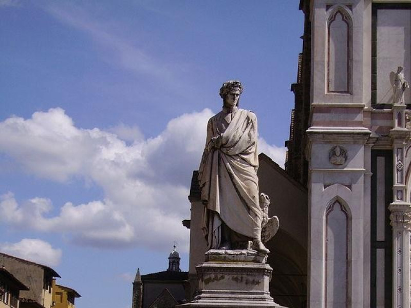 Piazza Santa Croce: statua di Dante Alighieri
