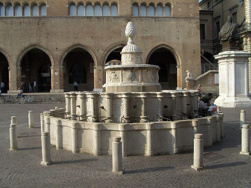 Piazza Cavour: Fontana della Pigna Piazza Cavour: Fontana della Pigna