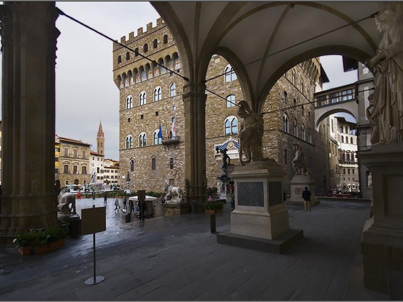 Piazza della Signoria: Loggia dei Lanzi Piazza della Signoria: Loggia dei Lanzi