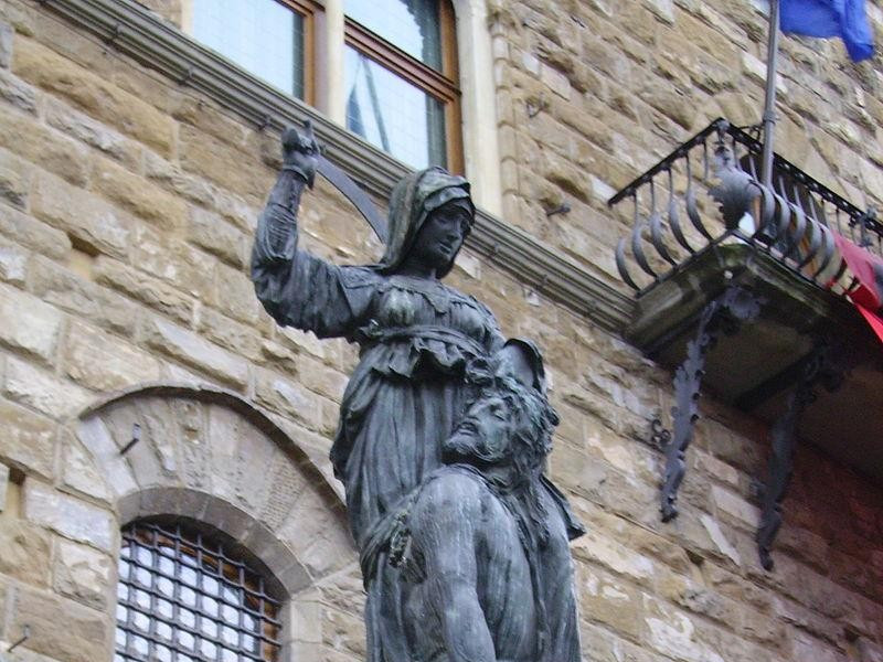 Piazza della Signoria: copia di Giuditta e Oloferne (Donatello) Piazza della Signoria: copia di Giuditta e Oloferne (Donatello)
