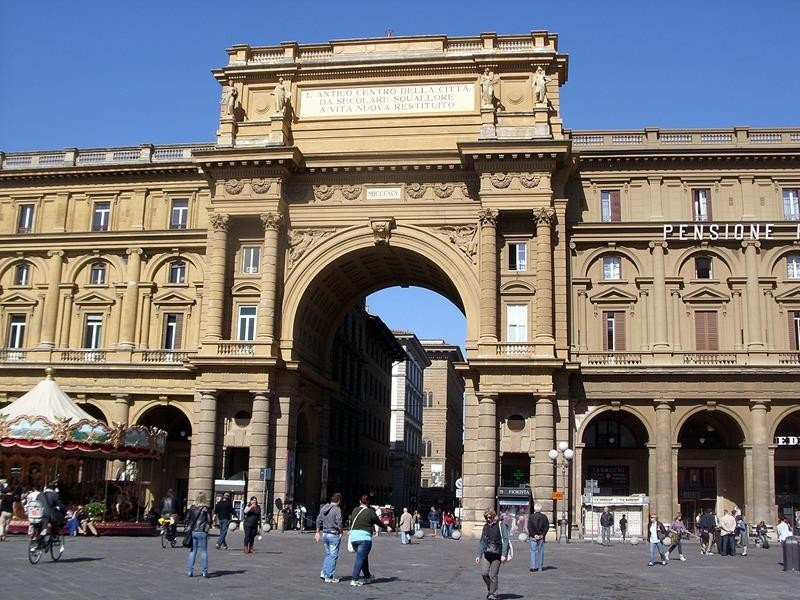 Piazza della Repubblica: Arcone Piazza della Repubblica: Arcone