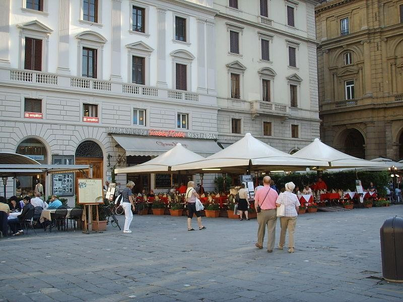 Piazza della Repubblica: storico caffè letterario Giubbe Rosse Piazza della Repubblica: storico caffè letterario Giubbe Rosse