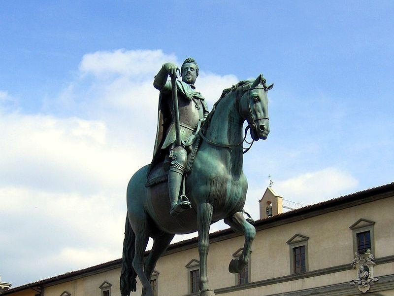 Piazza Santissima Annunziata: statua equestre di ferdinando I  Piazza Santissima Annunziata: statua equestre di ferdinando I
