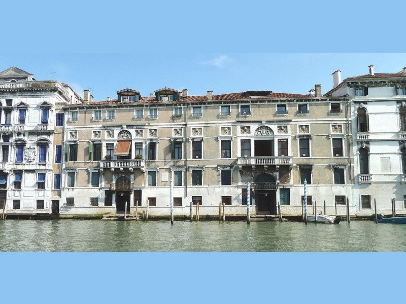Palazzi Mocenigo: il nero e Ca' Vecchia