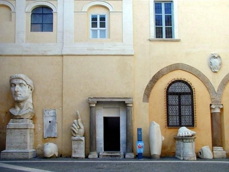 Palazzo dei Conservatori: statua colossale di Costantino I Palazzo dei Conservatori: statua colossale di Costantino I