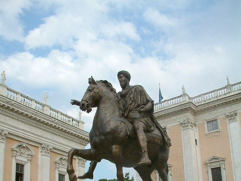 Piazza del Campidoglio: copia statua equestre di marco aurelio
