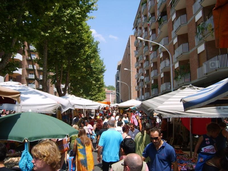 Porta Portese: mercatino delle pulci  Porta Portese: mercatino delle pulci