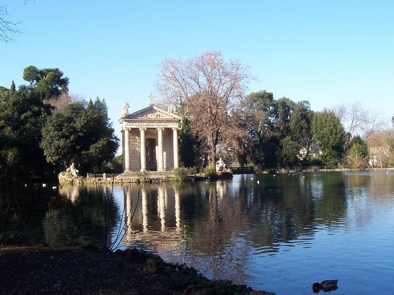 Villa Borghese: lago con tempio di esculapio