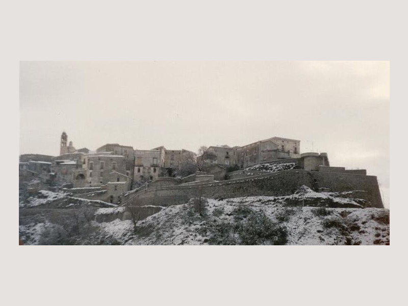 Immagine descrittiva - https://it.wikipedia.org/wiki/Belmonte_Calabro#/media/File:Belmonte_con_neve_1994.jpg Immagine descrittiva - https://it.wikipedia.org/wiki/Belmonte_Calabro#/media/File:Belmonte_con_neve_1994.jpg