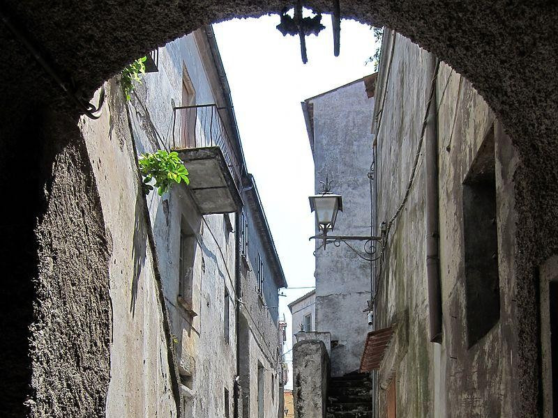 Immagine descrittiva - https://commons.wikimedia.org/wiki/Category:Aieta?uselang=it#/media/File:Aieta_rue_porche.JPG Immagine descrittiva - https://commons.wikimedia.org/wiki/Category:Aieta?uselang=it#/media/File:Aieta_rue_porche.JPG