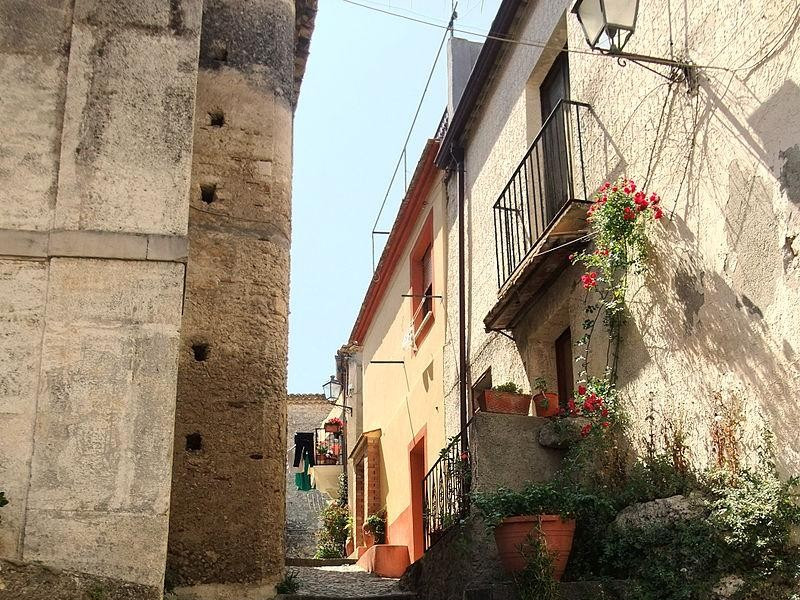 Immagine descrittiva - https://commons.wikimedia.org/wiki/Category:Gerace?uselang=it#/media/File:Gerace07.jpg Immagine descrittiva - https://commons.wikimedia.org/wiki/Category:Gerace?uselang=it#/media/File:Gerace07.jpg