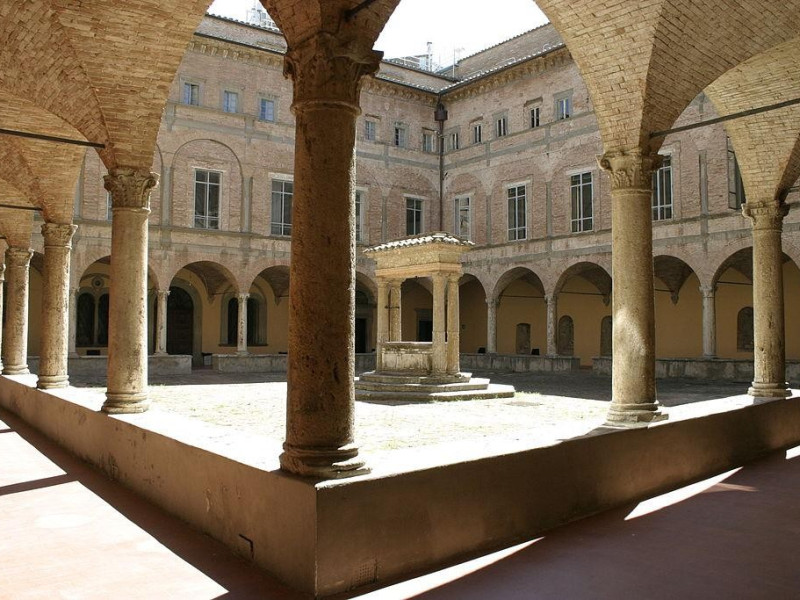 Immagine descrittiva - https://commons.wikimedia.org/wiki/Category:San_Pietro_(Perugia)?uselang=it#/media/File:IMG_1054_-_Perugia_-_San_Pietro_-_Chiostro_piccolo_-_7_ago_2006_-_Foto_G._Dall%27Orto.jpg