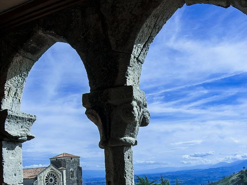 Immagine descrittiva - https://commons.wikimedia.org/wiki/Category:Altomonte#/media/File:Bifora_della_Torre_Normanna.JPG Immagine descrittiva - https://commons.wikimedia.org/wiki/Category:Altomonte#/media/File:Bifora_della_Torre_Normanna.JPG