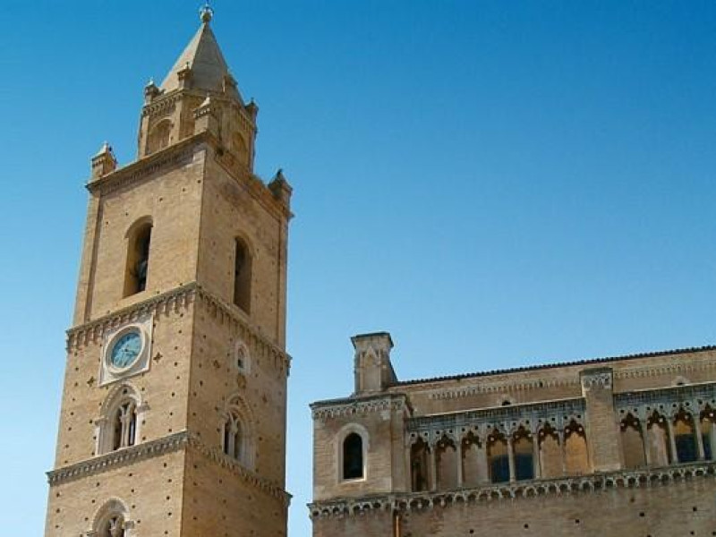 Immagine descrittiva - https://it.wikipedia.org/wiki/Cattedrale_di_San_Giustino#/media/File:Chieti_San_Giustino.jpg